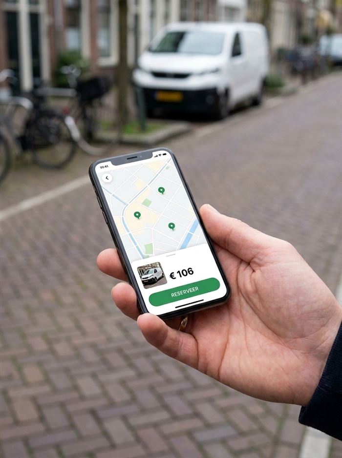 Hand houdt een telefoon vast met de Kela-app: kaart met bussen en een reserveerknop