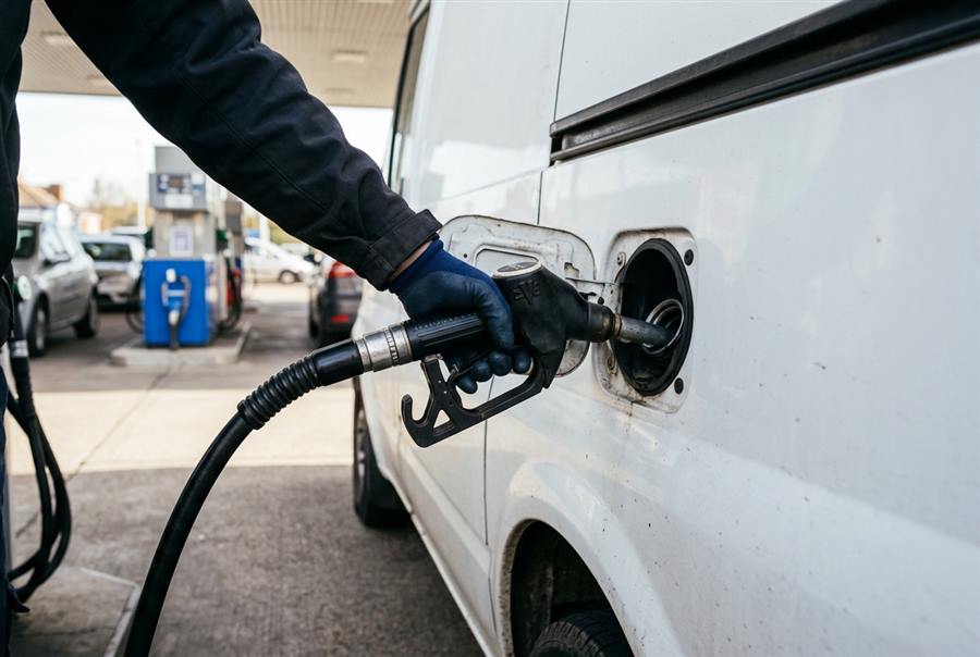 Bestelbus wordt volgetankt met diesel bij het tankstation