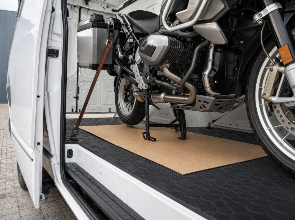 Karton onder de motor beschermt de laadvloer