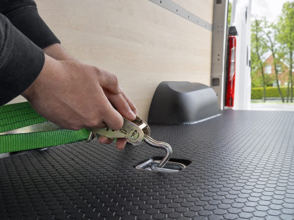 Spanband wordt vastgehaakt aan een sjoroog in de vloer